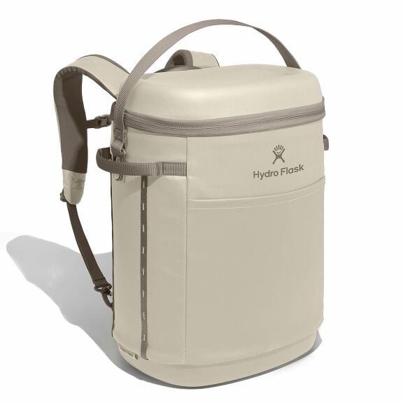 carryouttm-backpack-22-l-i7 18pco114-carryout-backpack-22l-oat-angled_1.jpg