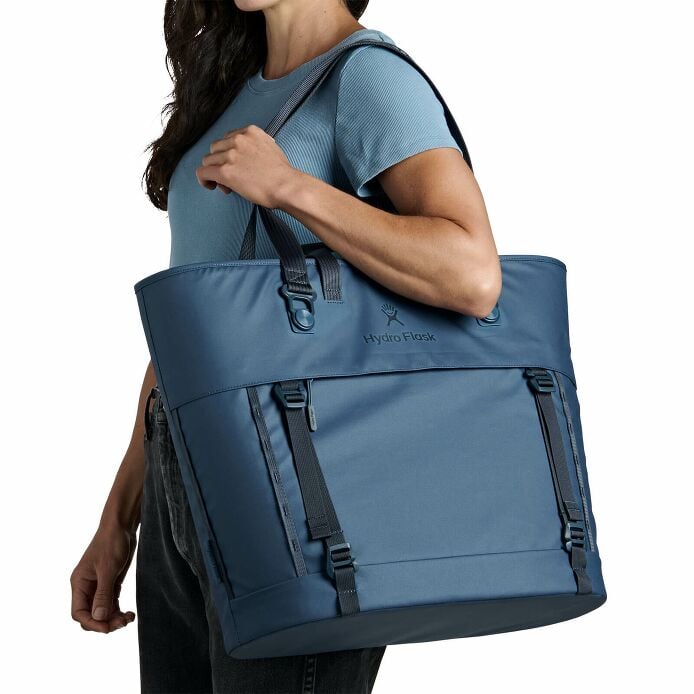 carryouttm-soft-cooler-tote-30-l-r0 250815_hydro_s26_hb_14614_2.jpg