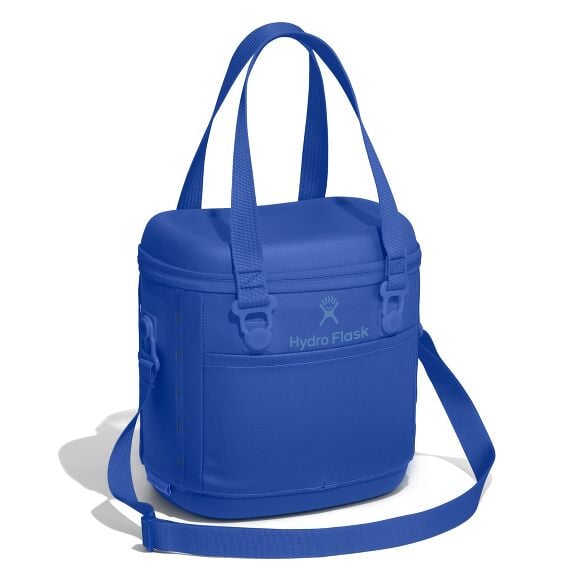carryouttm-soft-cooler-10-l-r8 6pco382_carryout_cooler_10l_capri_blue_angled_1.jpg
