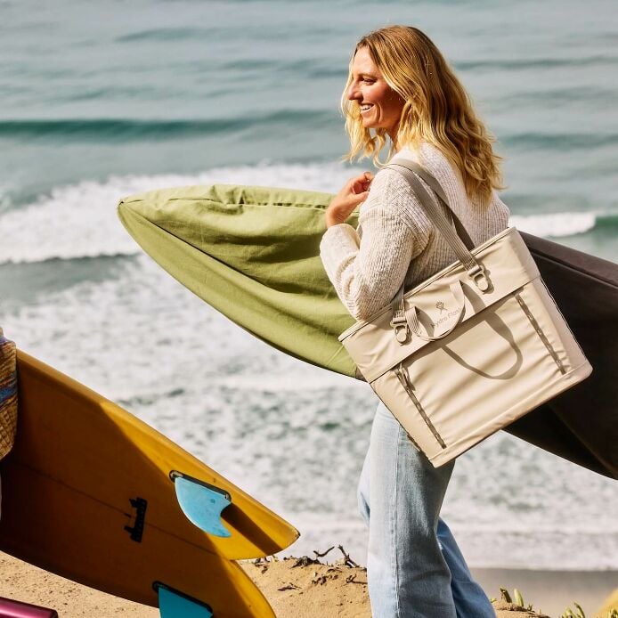carryouttm-soft-cooler-tote-20-l-m9 hf_carryout_bouwer_d1_l1_torrey_pines_lifestyle_1142_1_1.jpg