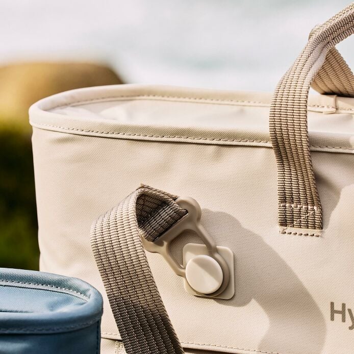 carryouttm-soft-cooler-tote-10-l-w7 hf_carryout_bouwer_d1_l1_torrey_pines_still_life_0123_4.jpg