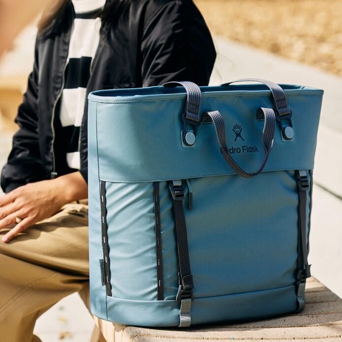 carryouttm-soft-cooler-tote-30-l-r0 hf_carryout_bouwer_d2_l2_parking_soccer_1930_1_1.jpg
