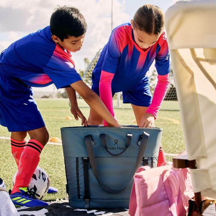 carryouttm-soft-cooler-tote-30-l-r0 hf_carryout_bouwer_d2_l2_parking_soccer_2454_1_1.jpg
