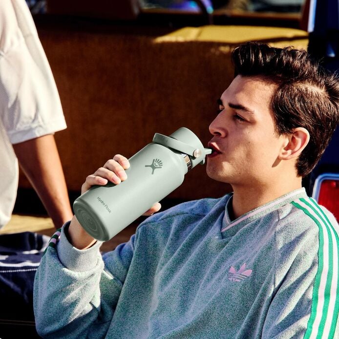 32-oz-wide-mouth-with-flex-straw-cap-e1 s25_tailgating_brouwer_exp-2028-06-01_04-6336_1__5.jpg